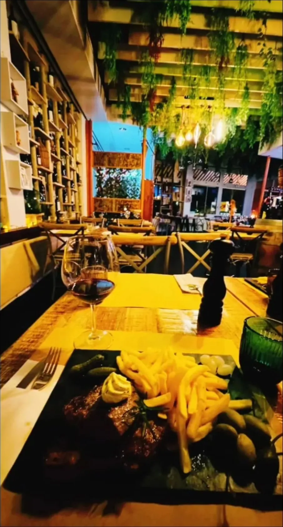 Gastraum des Restaurant Lachen mit Pflanzen an der Decke